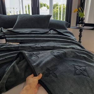 200x230cm Letter Cashmere Blanket Crochet Soft Wool Shawl Portable Warm Plaid Sofa Travel Fleece Knitted Blankets Towel Tapestry Designer Blanket Throw (Please select a color)