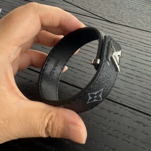 Luxury designer Girl woman man boy letter real leather slim bracelets elegant 18K Gold Bangles V branded engrave bracelet Fashion Jewelry Lady Party